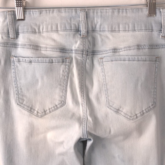 Like New!! Refuge Light Wash Straight Leg Jeans - Picture 3 of 4